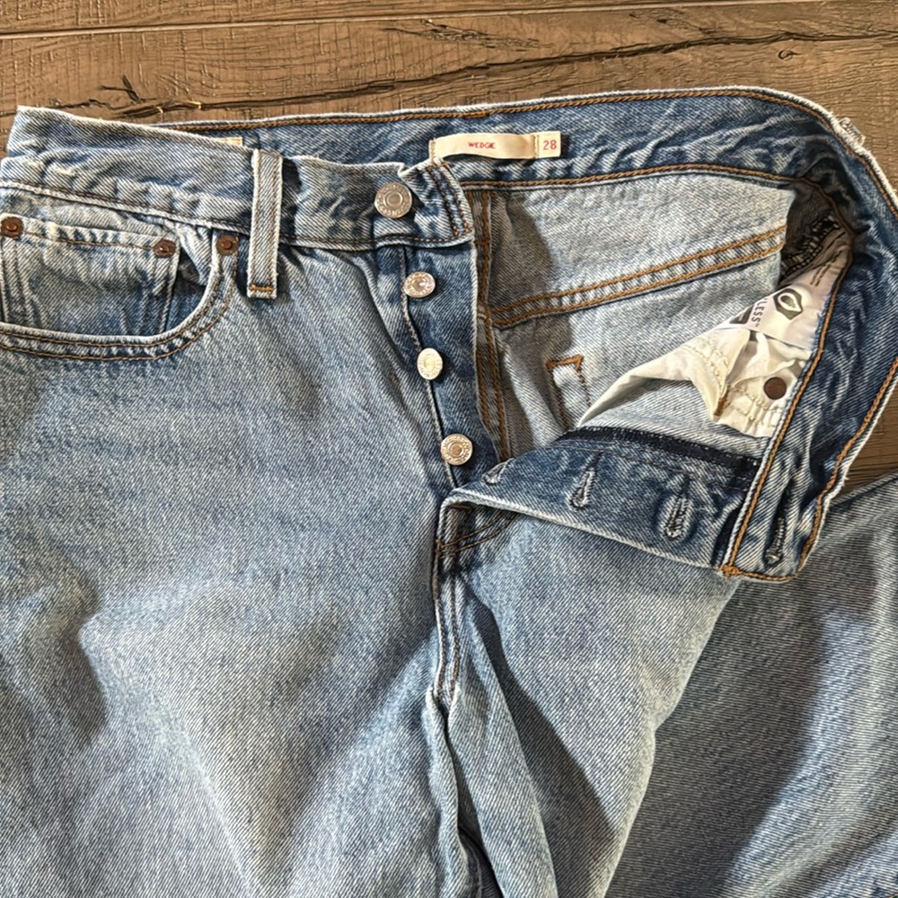 Levi’s raw hem wedgie Jean size 28